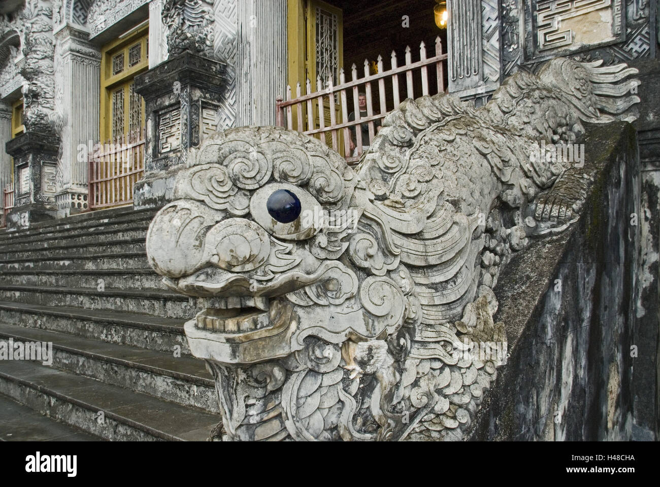 Vietnam, Hue, Königs Gräber, Grab "Lang Khai Dinh", 12. König der Nguyen-Dynastie, Treppen, Symbol-Figur, Drachen, Stockfoto