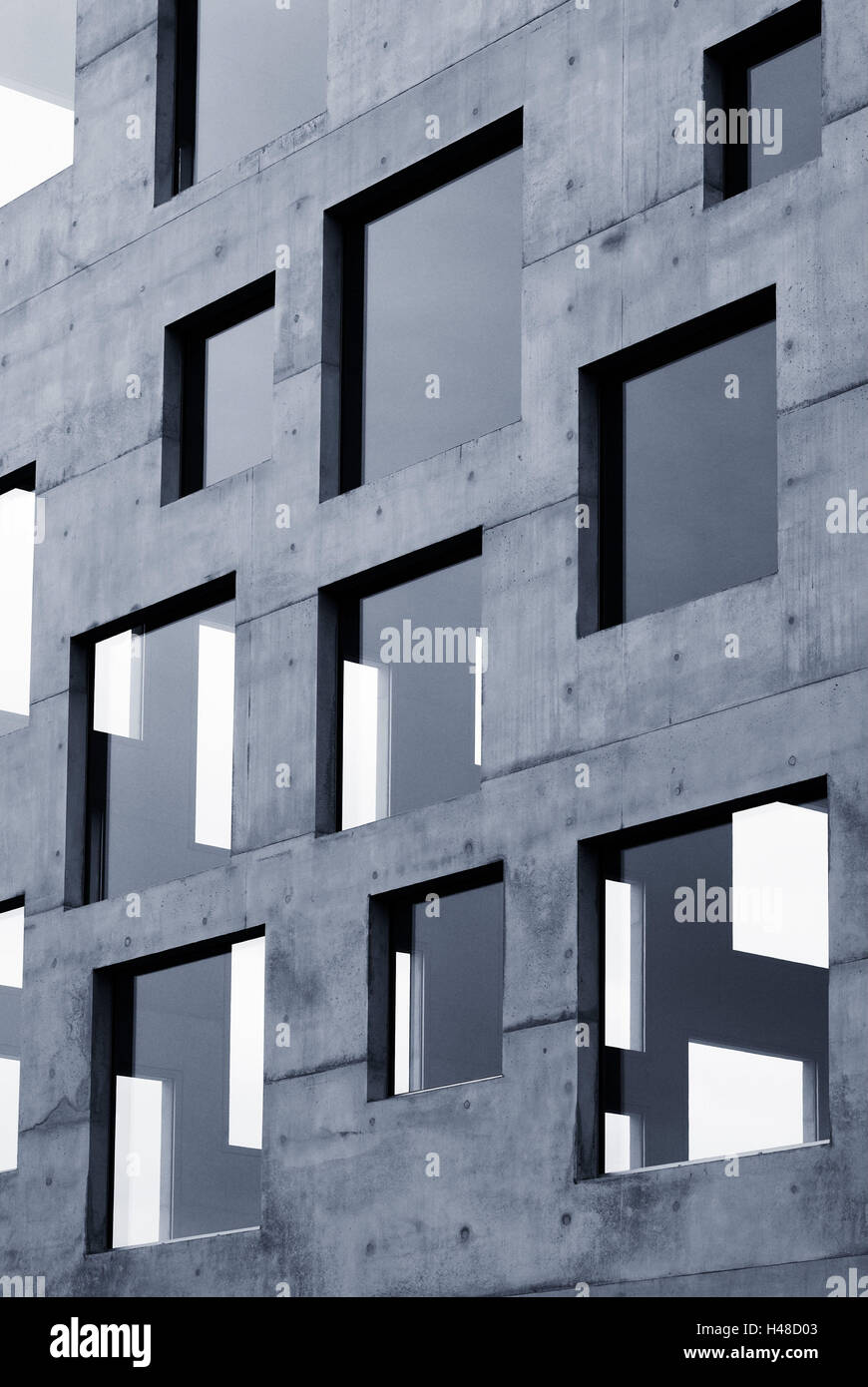 Schule, Management und Design, Zuckerwürfel, Wand, Oberfläche, Beton, Fenster, Glas, Spiegelung, blau, Deutschland, Nordrhein-Westfalen, Essen, Zeche, Zoll-Club, Stockfoto