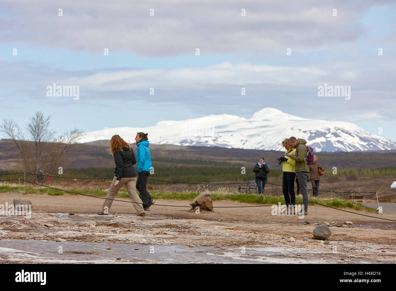 Touristen stehen herum und warten der Strokkur-Geysir zu Geysir Island ausbrechen Stockfoto