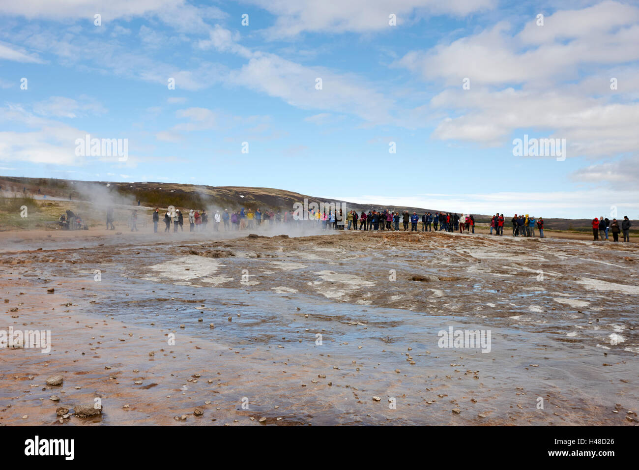 Menschen stehen auf chemischen und geologischen Ablagerungen, verursacht durch Geysir Wasser Überlauf Geysir Island Stockfoto