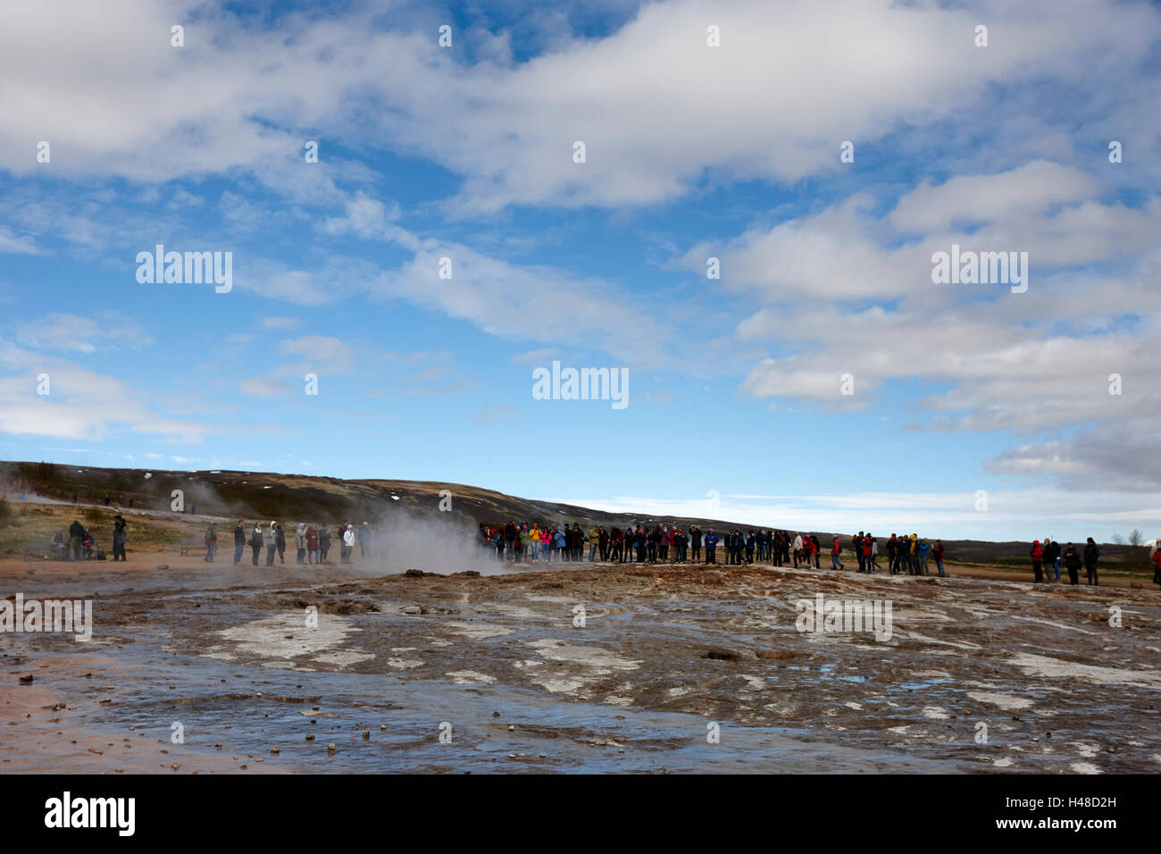 Menschen stehen auf chemischen und geologischen Ablagerungen, verursacht durch Geysir Wasser Überlauf Geysir Island Stockfoto