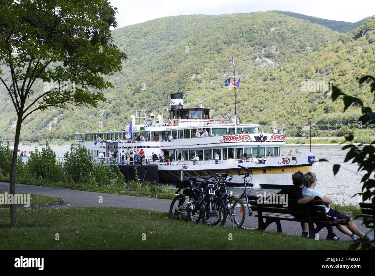 Passagierschiff, Steg, Bacharach am Rhein, Rheinland-Pfalz, Deutschland Stockfoto
