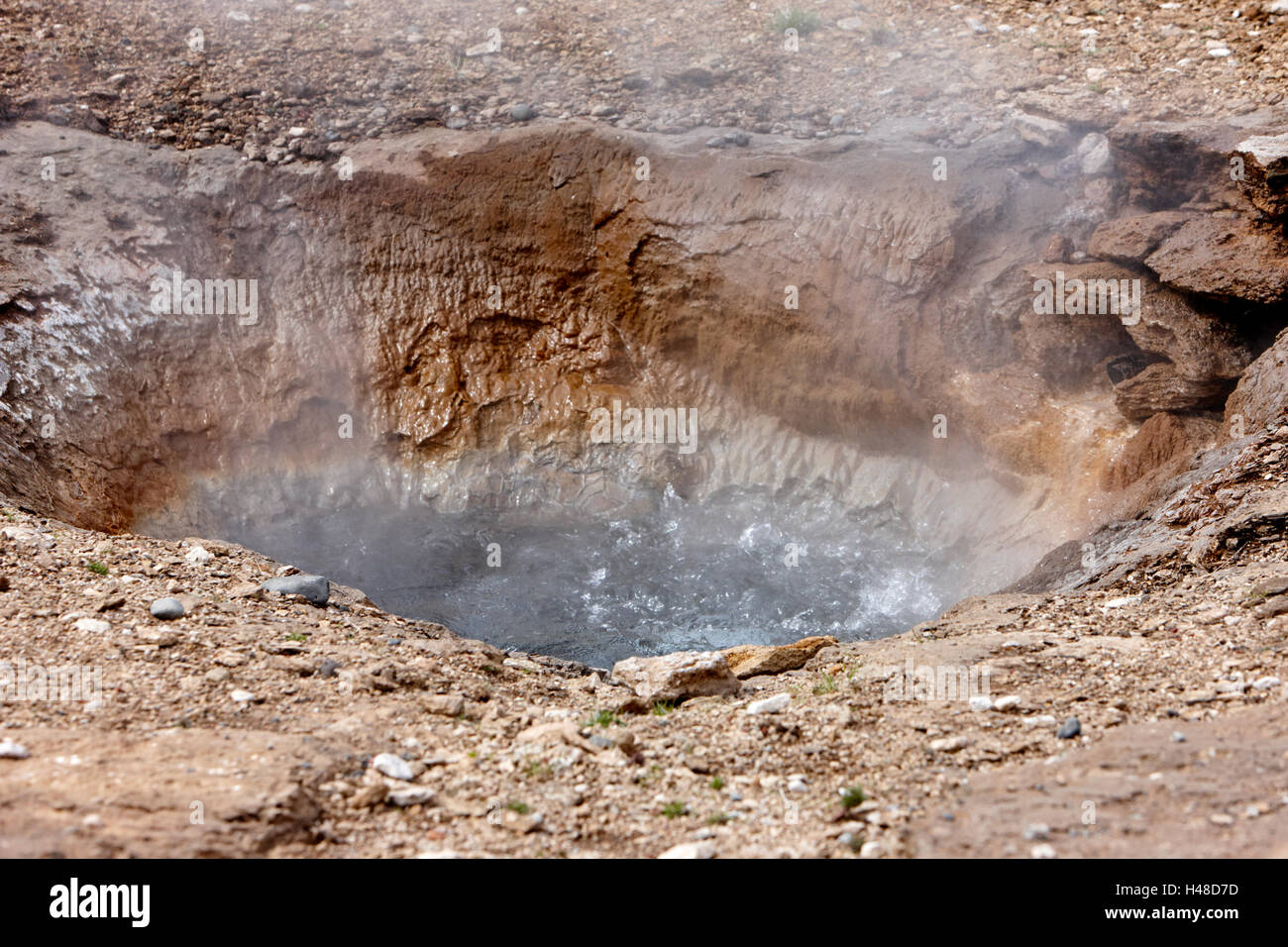 heißes Wasser sprudelt mit chemischen und geologischen Ablagerungen, verursacht durch Geysir Wasser Überlauf Geysir Island Stockfoto