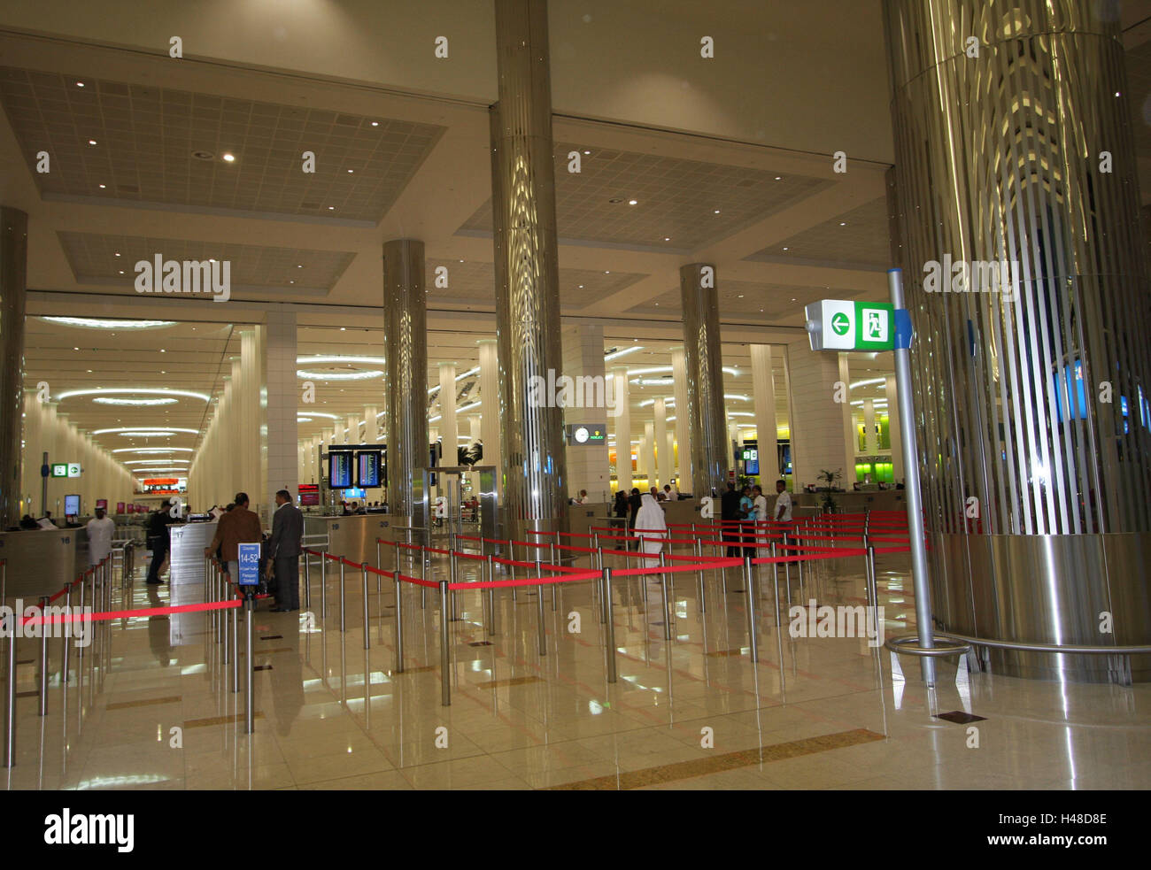 Vereinigte Arabische Emirate Dubai Flughafen Air Terminal Stadt Reiseziel Flughafenhalle Modern Neu Terminal Wartezimmer Warten Palette Person Reisende Reisen Reise Durch Luft Licht Architektur Innen Saulen Brillant Luxurios