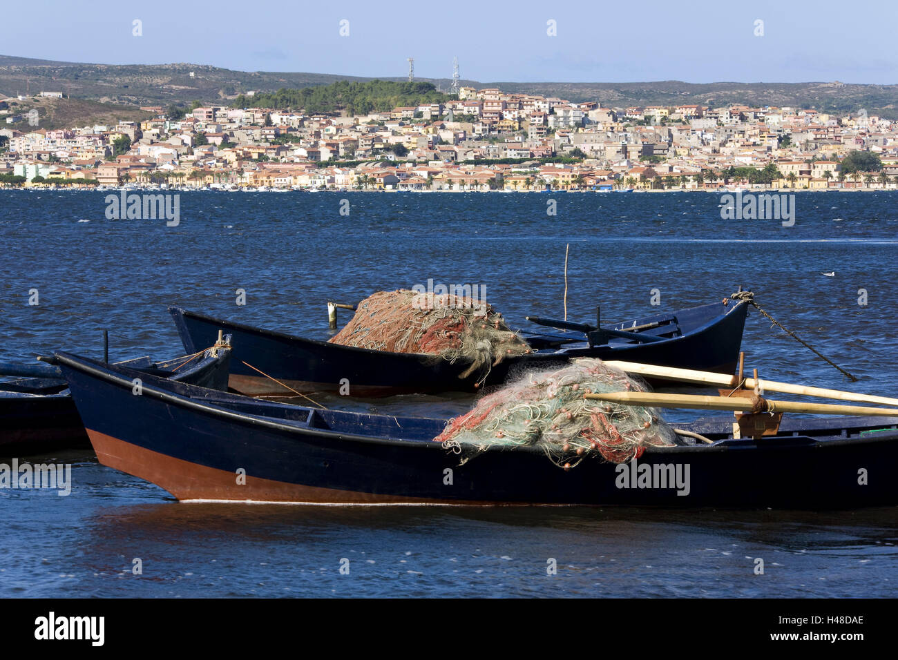 Italien, Sardinien, Fischerboote, Meer, Lage anzeigen Sant' Antioco, Europa, Süd-, Europa, Südwestküste, Isola Sant'Antioco, Insel, benachbarten Insel, Stadt, Blick auf die Stadt, Küstenstadt, Landschaft, Küstenlandschaft, Häuser, Angeln, Fische, kleine Boote, Stiefel, Netzwerke, Fischernetze, Ruder Stiefel, Mittelmeer, Blick, Blick, Stockfoto