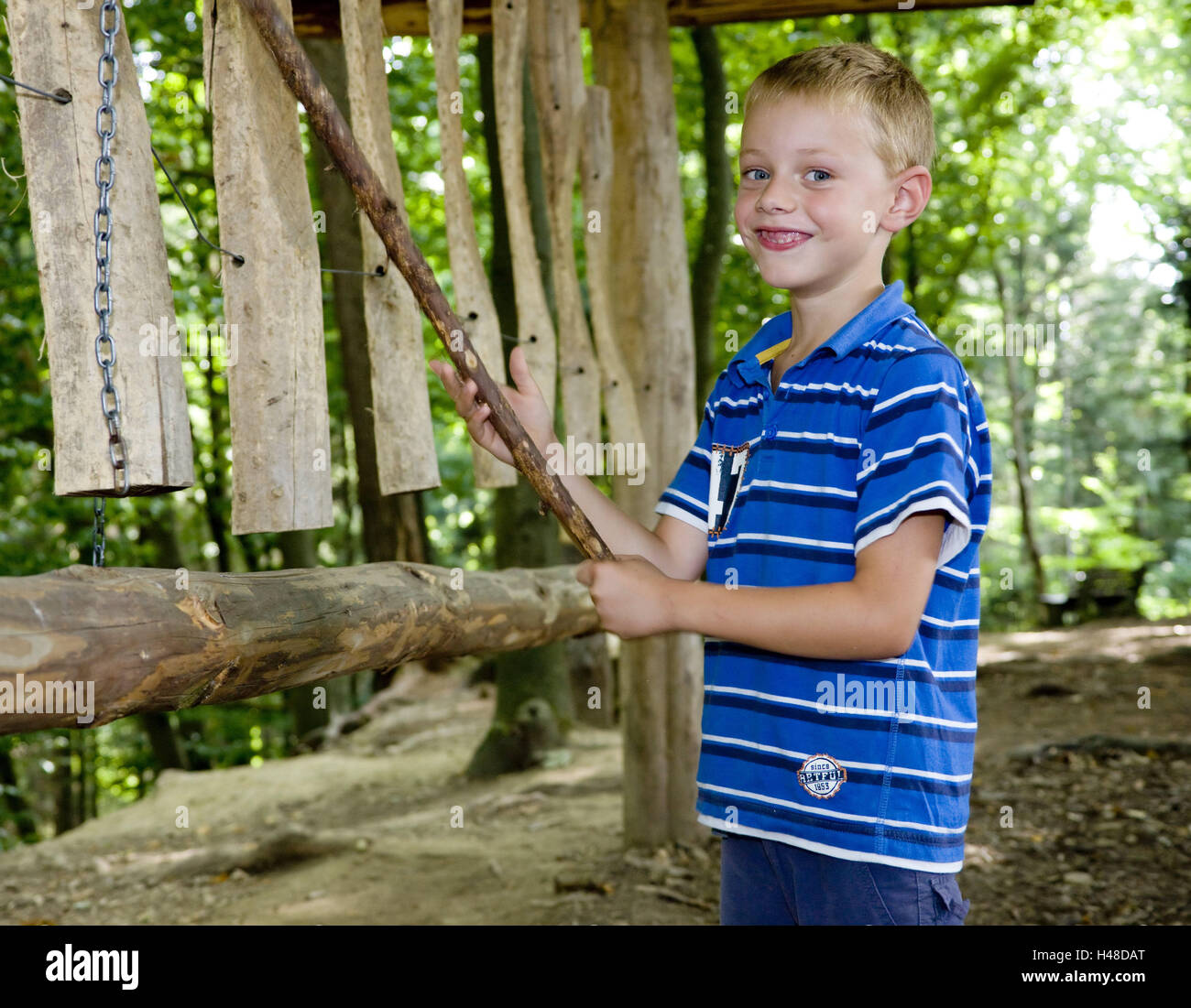 Deutschland, Schwäbisch Gmünd, erleben Sie Waldweg Naturatum, junge, tonale Spiel, Holz, Spiel, glücklich machen, Baden-Wurttemberg, Holz, Person, Kind, Lehre, Weg, Wald-Erlebnisweg, Erlebnisweg, Waldlehrpfad, Lehre Weg, Freude, Spaß, Lächeln, Musik, Musik, Sounds, Sound, Geräusche, Knock, Wald-Xylophon, Boden, Holz, spielerisch zu entdecken, ausprobieren, Naturerlebnis, Natur, Natur-liebend, Kindheit, außerhalb, Stockfoto