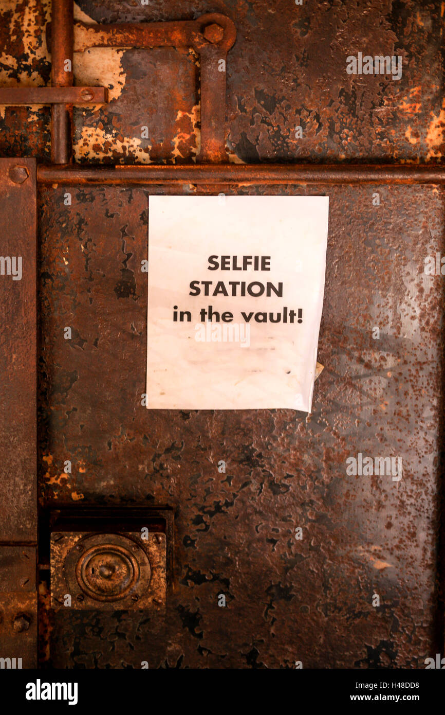 Rostige Schlösser und verwitterten Metall von einem alten Gewölbe Tür Stockfoto