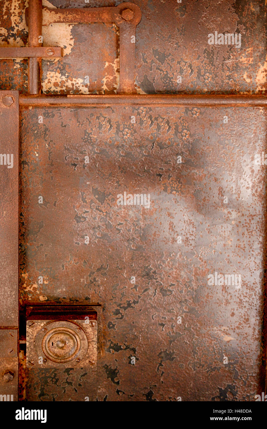 Rostige Schlösser und verwitterten Metall von einem alten Gewölbe Tür Stockfoto