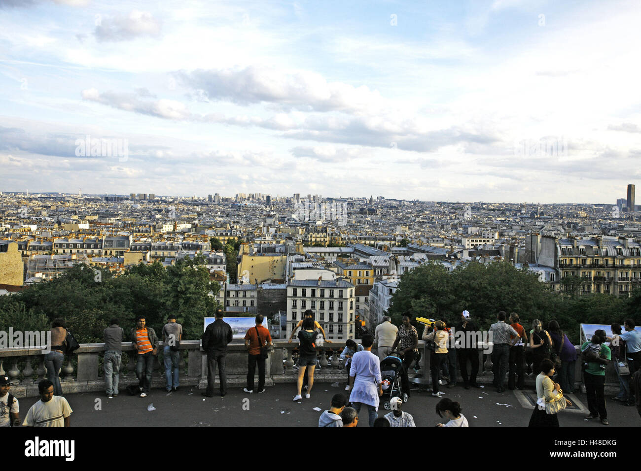 Frankreich, Paris, Montmartre, Sacre-Coeur, Vorplatz, Suche, Tourist, Stadtübersicht, Dämmerung, Europa, Stadt, Hauptstadt, Hügel, Hügel, Ansicht, Ansicht, Ort von Interesse, Übersicht, Stadtzentrum, Blick auf die Stadt, Person, Besucher, Tourismus, Haus Meer, Breite, Abstand, Horizont, bewölkter Himmel, Textfreiraum, Stockfoto