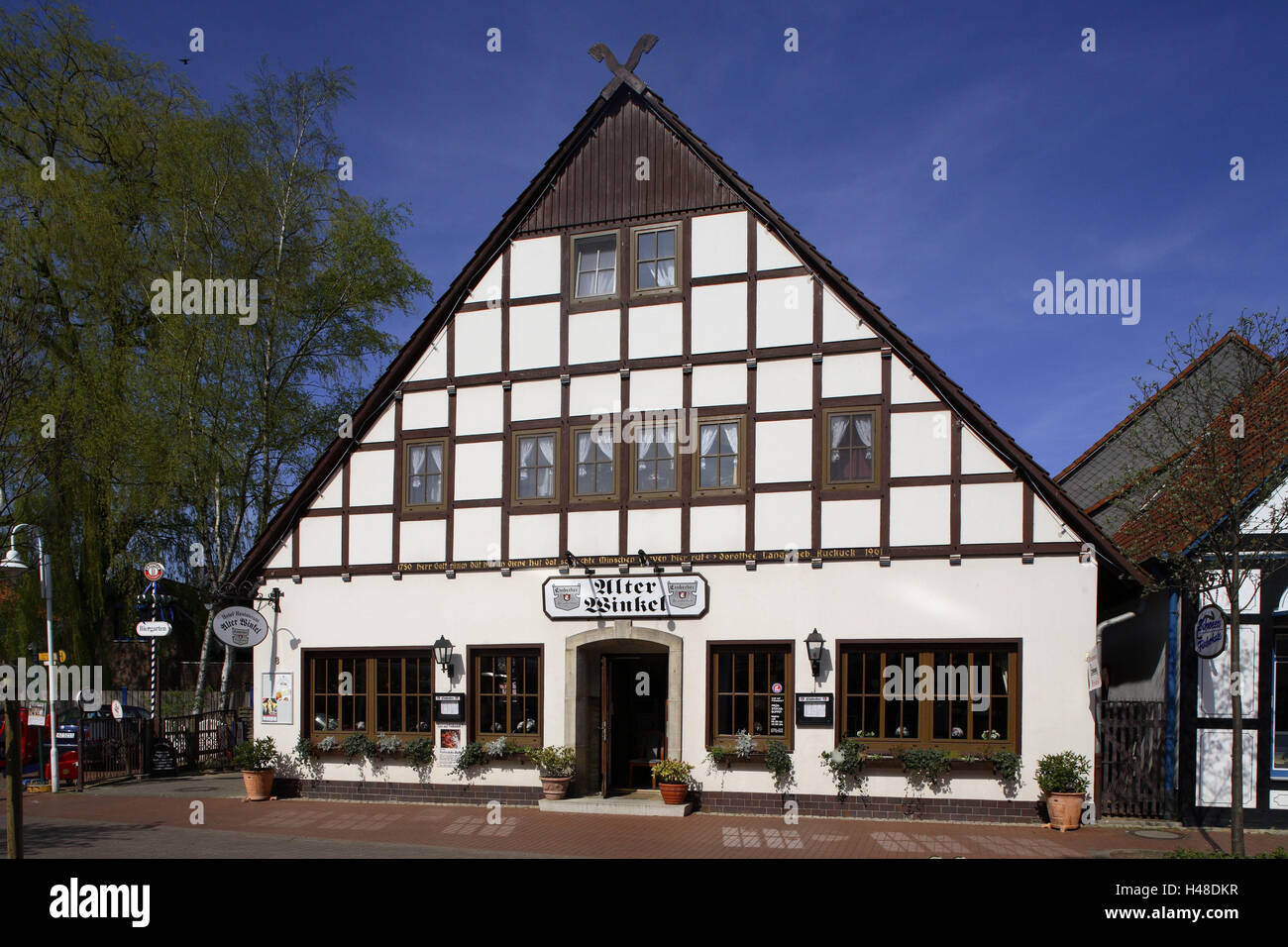 Deutschland Niedersachsen Steinhuder Meer Stadtzentrum Fachwerkhaus Steinhuder Meer Wunstorf Steinhude Gebaude Fachwerkbau Haus Gebaude Bar Gasthaus Gasthof Stadtzentrum Gastronomie Sehenswertes Stockfotografie Alamy