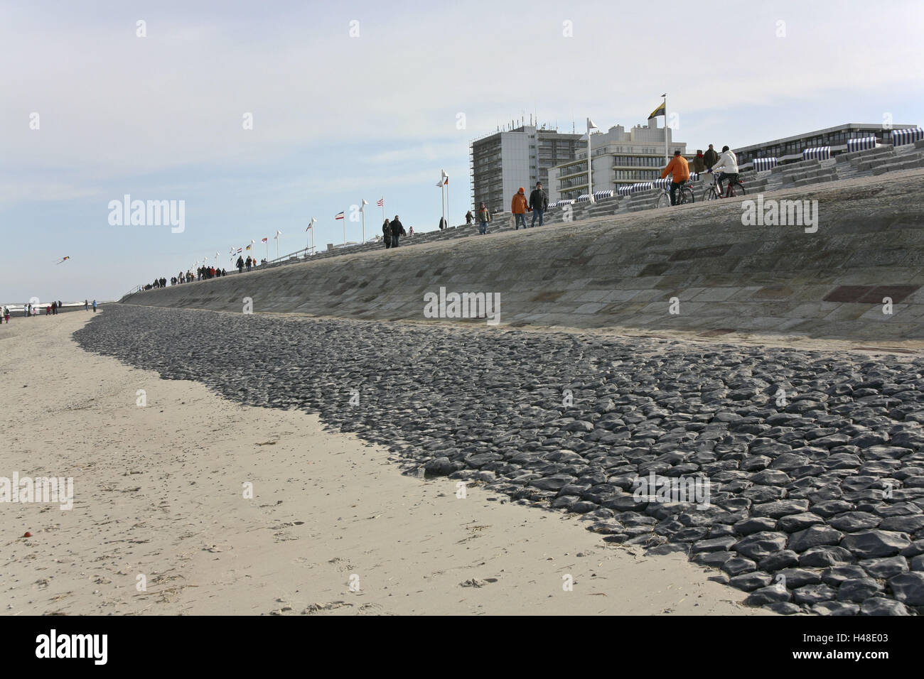 Deutschland, Niedersachsen, Insel Norderney, Strand, Promenade, Küstenschutz, GAP Opus, Passanten, Stockfoto