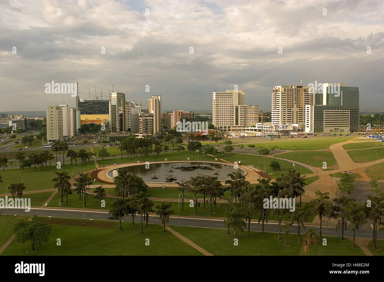 Brasilien, Brasilien, Blick auf die Stadt, Park, South America, Hauptstadt, Hochhäuser, Wohngebäude, Strukturen, Park, Palmen, Teich, See, Straßenszene, Reiseziel, Tourismus, Stockfoto