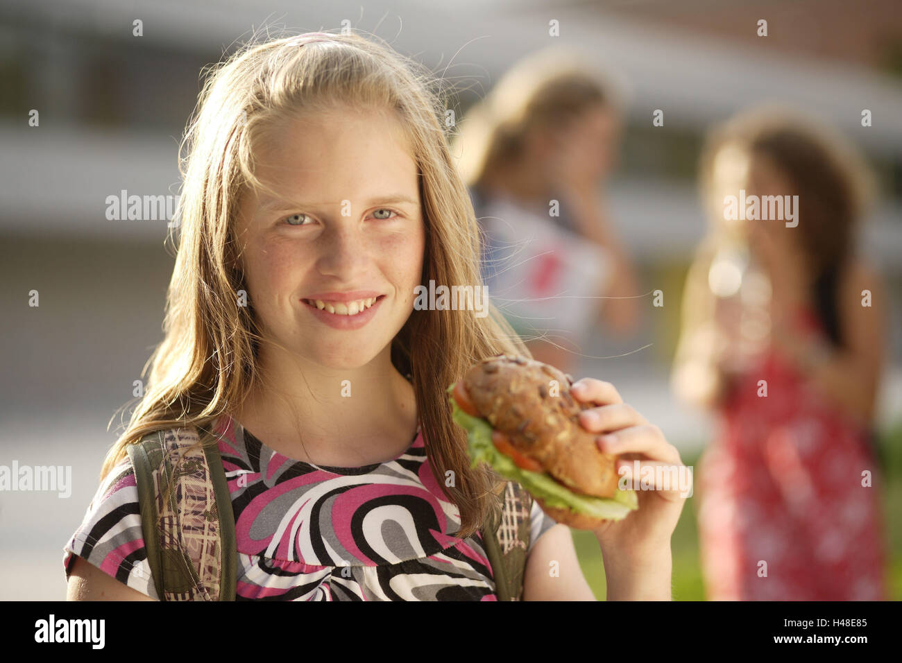 Mädchen, Brötchen, Spielplatz, Rückfahrkamera, Porträt, Stockfoto