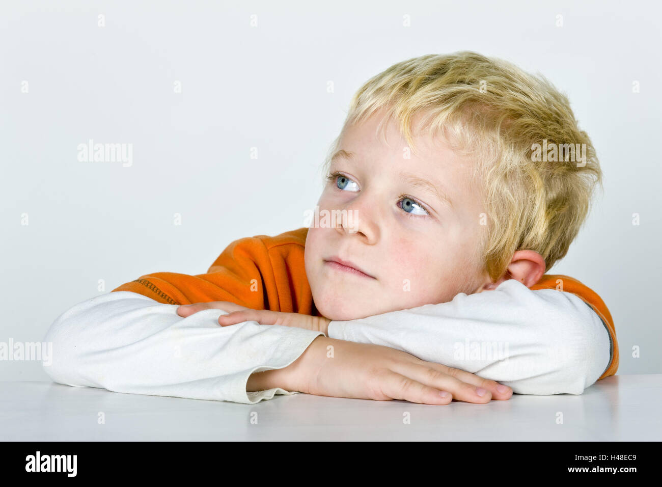 Junge, sitzen, Ansicht, Seitenansicht, nachdenklich, Porträt, Modell veröffentlicht, Menschen, Kind, Blond, Ansicht, Seitenansicht, Träume, Traum, träumen, nehmen Sie es einfach, Erholung, Arme, Kopf, Unterstützung, hinzufügen Stockfoto