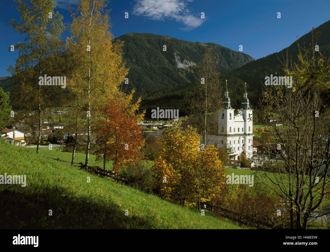 Österreich, Tirol, Brixen im Thale, lokale Ansicht, Herbst, Brixental, Ort, Häuser, Wohnhäuser, Kirche, Pfarrkirche, Ort von Interesse, Reiseziel, Tourismus, Stockfoto