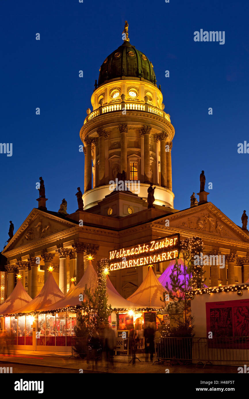 Deutschland, Berlin, Gendarmenmarkt, Weihnachtsmarkt, Abend, Beleuchtung, Stockfoto