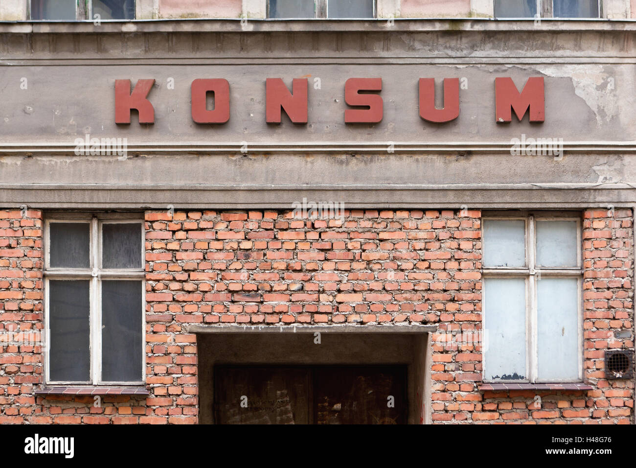 Deutschland, Sachsen, Görlitz, marode Fassade, KONSUM, Stockfoto