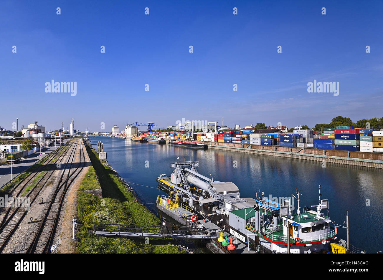 Deutschland, Baden-Wurttemberg, Region Rhein-Neckar, Mannheim, Handelshafen, Container beladen, Blick auf Kurt-Schumacher-Brücke, Stockfoto