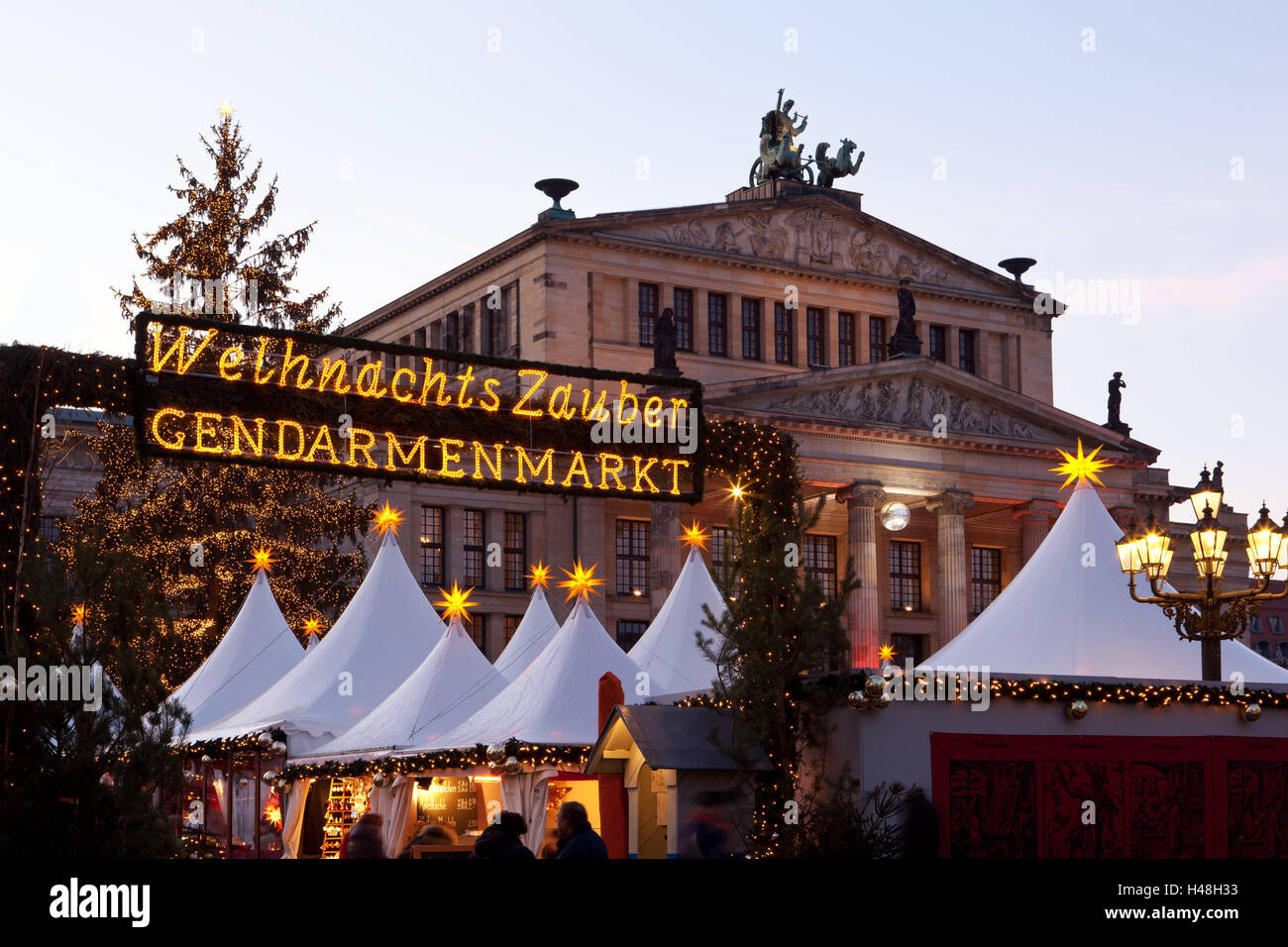 Deutschland, Berlin, Gendarmenmarkt, Weihnachtsmarkt, Abend, Beleuchtung, Dämmerung, Stockfoto