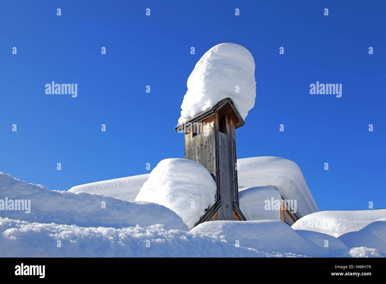 Schornstein Mit Schneekappe Himmel Blau österreich Tirol