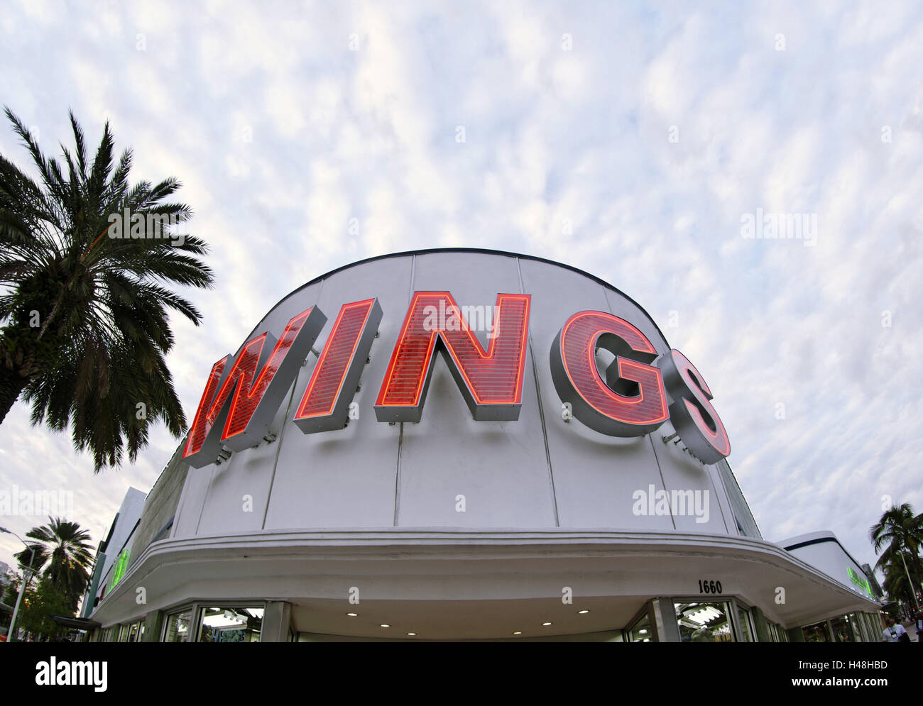 Neon-Werbung für die Supermarktkette "Flügel" an Shop Fassade, Collins Avenue, Miami South Beach Art Deco District, Florida, USA, Stockfoto