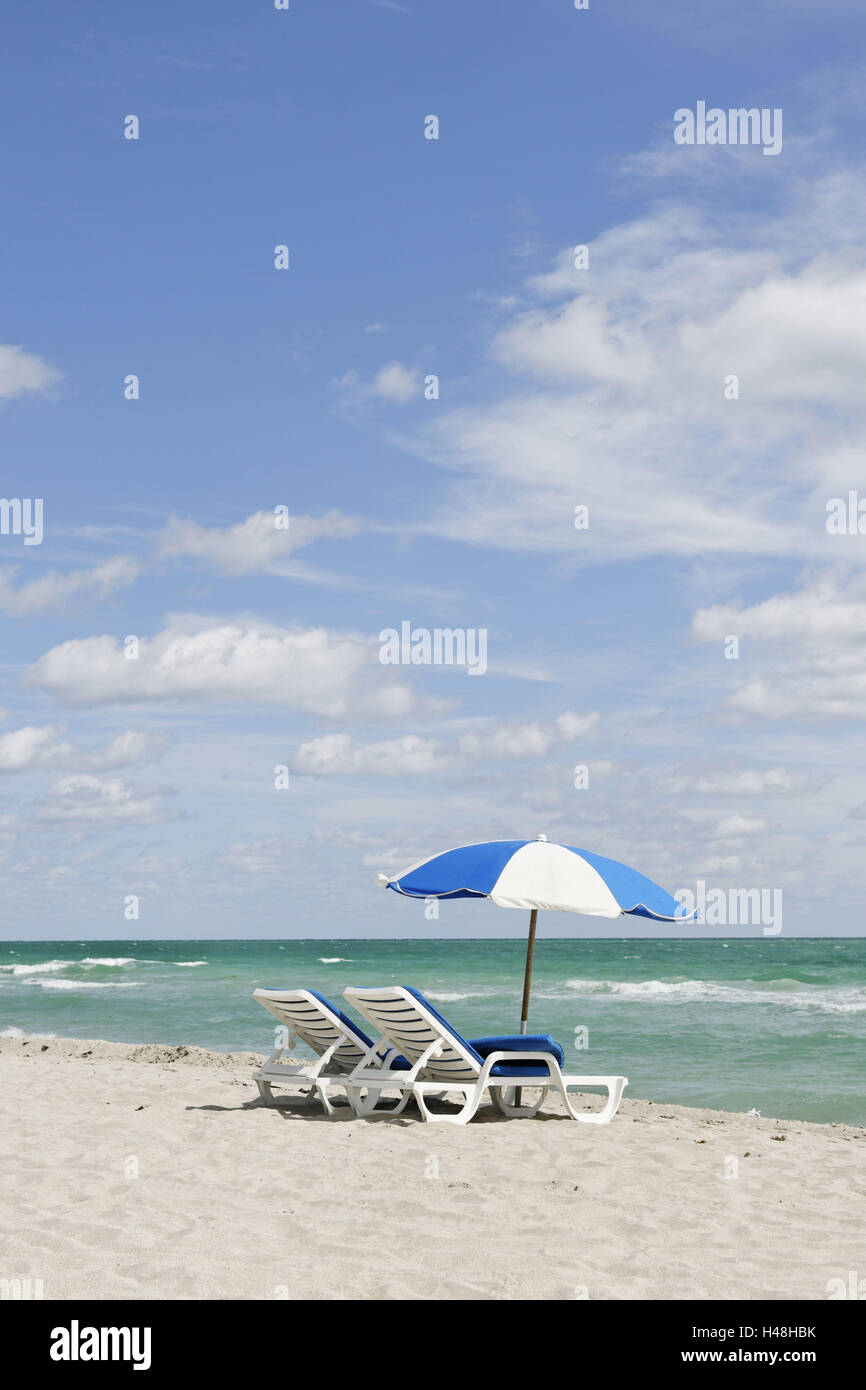 Strand bei 44 ST', Dumbrella und Liegestühle, Atlantik, Miami South Beach, Florida, USA, Stockfoto