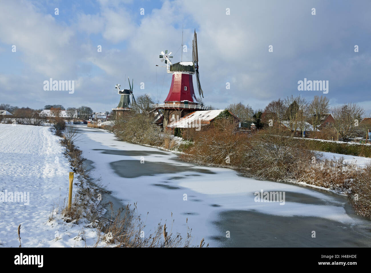 Winterstimmung, Twin Mühlen in Greetsiel (Dorf) Stockfoto