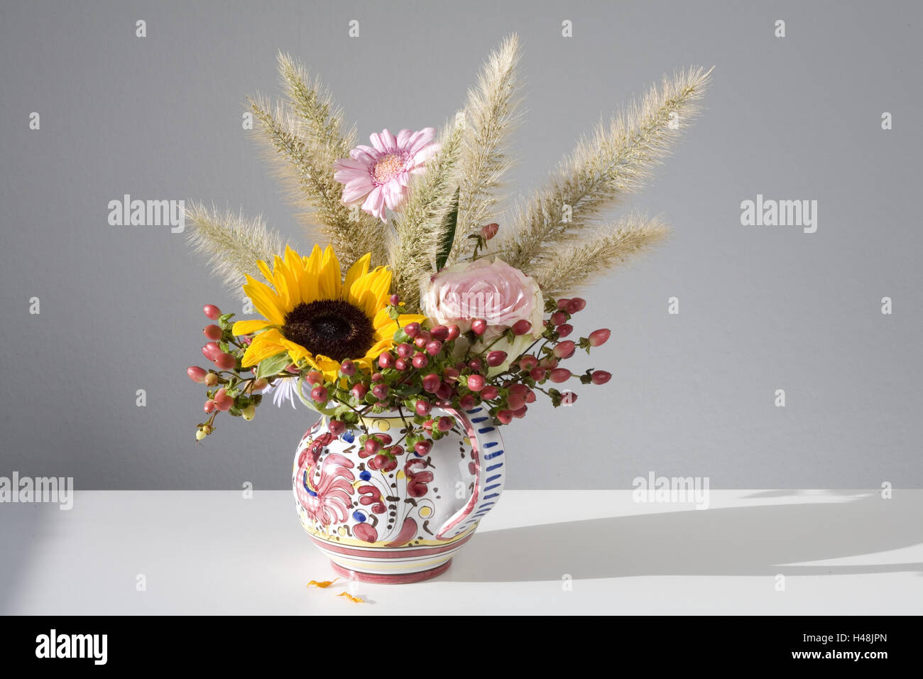 Herbstliche Blumenstrauß in der Kanne auf weißen Tisch, Stockfoto