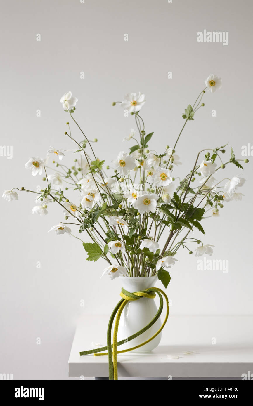 Blumenstrauß, Herbst Anemonen in weiße Vase, Stockfoto