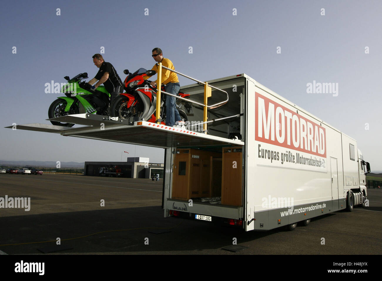 Motorrad-Transport, LKW, Motorräder, entladen, Stockfoto