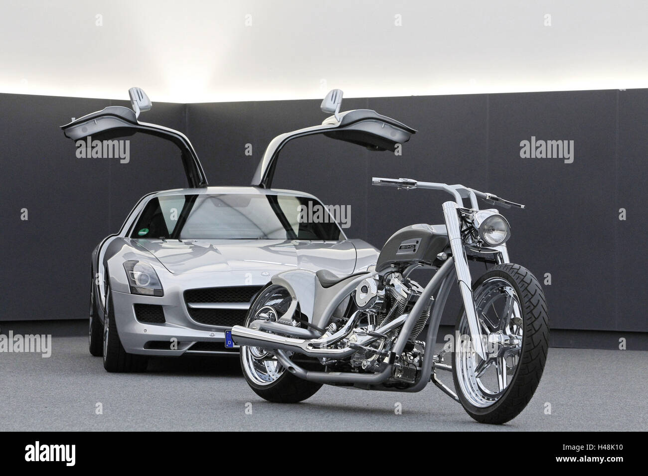 Motorrad, chopper AMG Design Motorrad, Auto, Mercedes AMG-Flügel-Türer SLS im Hintergrund, Silber, Stockfoto