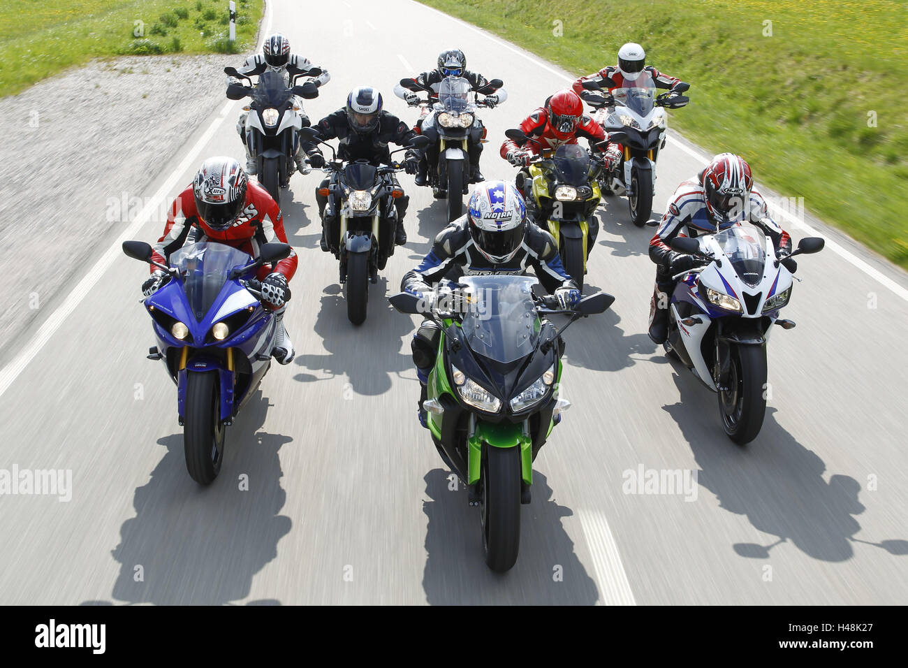 acht Motorradfahrer, Landstraße, Motorrad-Gruppe, Sportmotorräder, Stockfoto