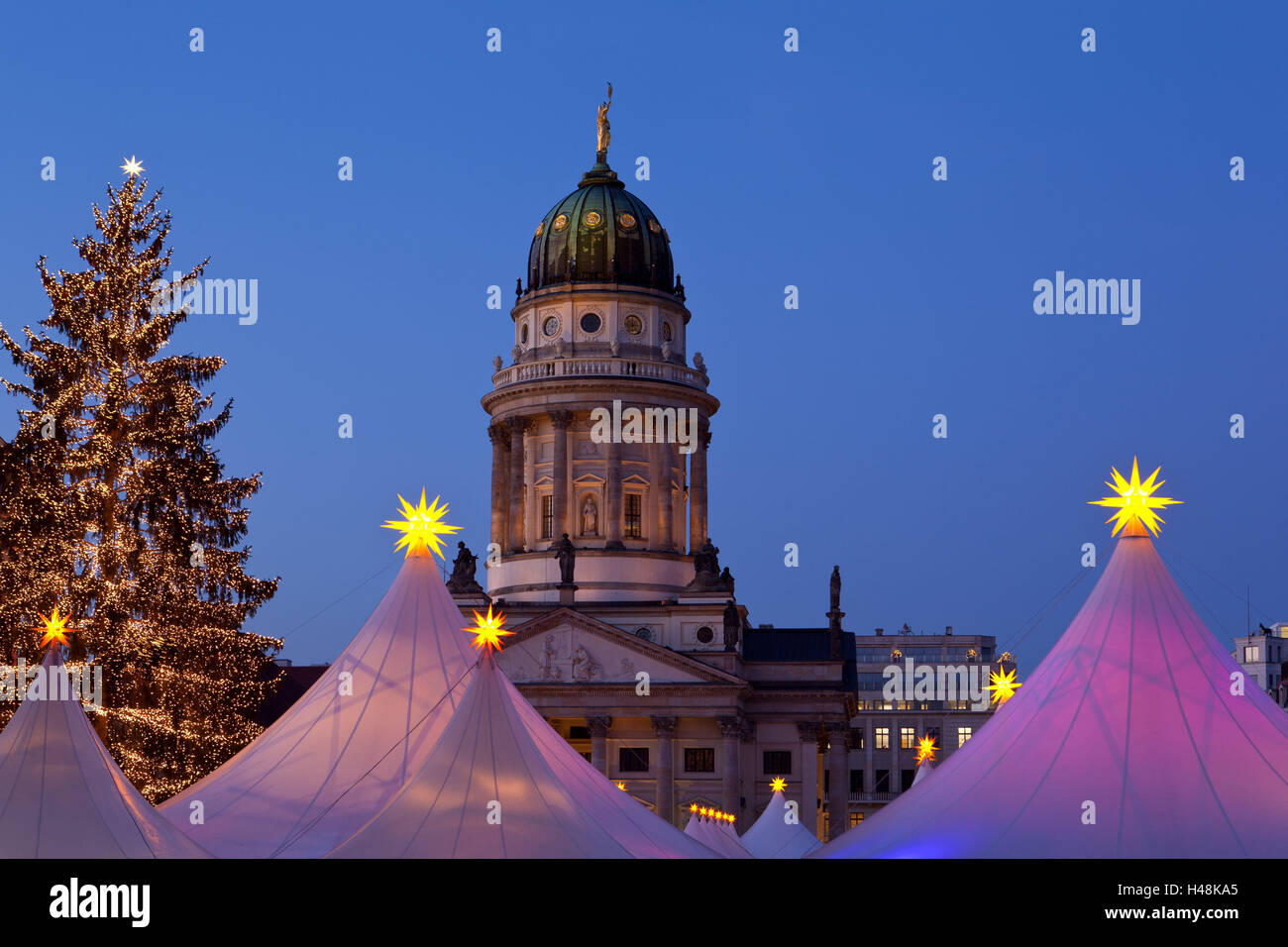 Deutschland, Berlin, Gendarmenmarkt, deutsche Kirche, Kuppel, Dämmerung, Beleuchtung, Stockfoto