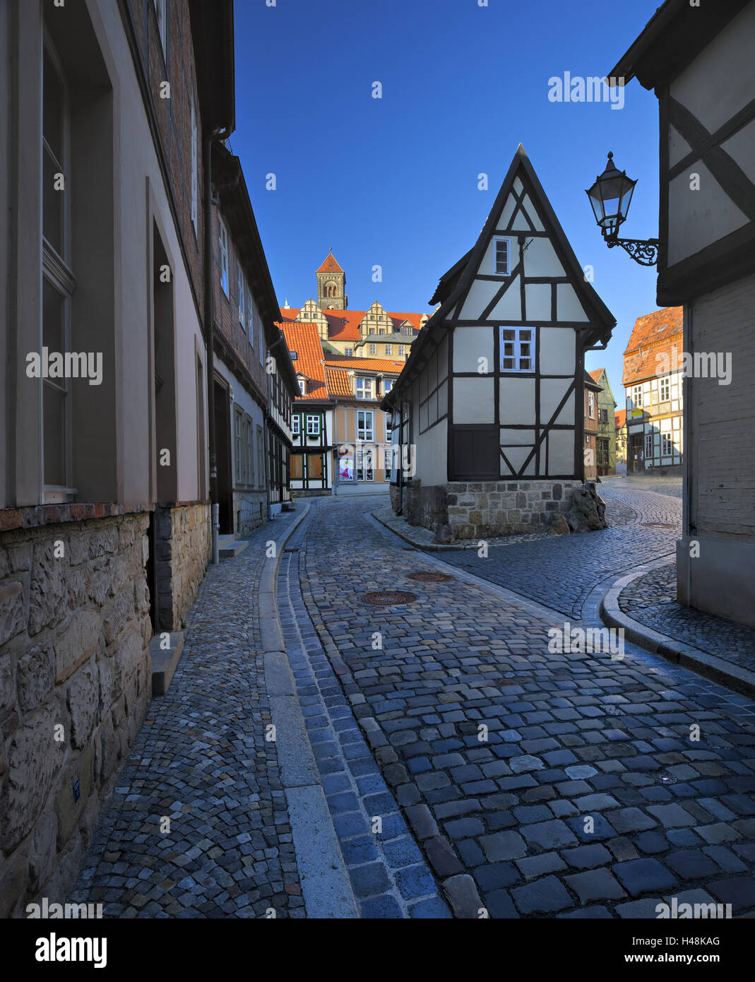 Deutschland, Sachsen-Anhalt, Quedlinburg, Altstadt, Stadtbild, Finkenherd, Baustil, Fachwerk, Gasse, schmal, Kopfsteinpflaster, Fachwerkhäuser, Rathaus, Architektur, historische, mittelalterliche, Harz, romantischen, typisch, idyllisch, Tourismus, legen Stockfoto