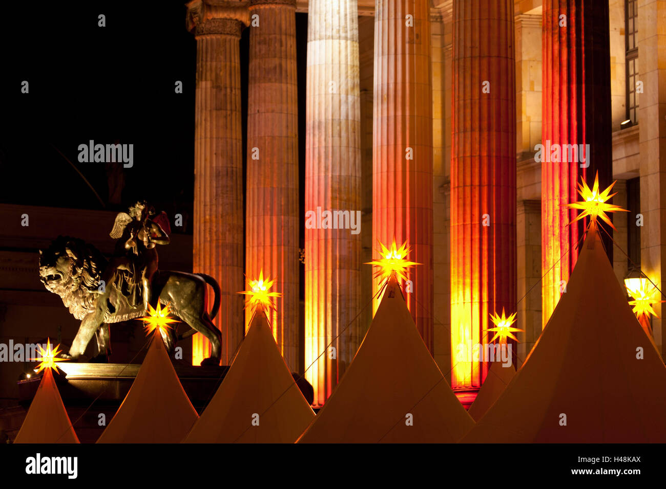 Deutschland, Berlin, Gendarmenmarkt, Weihnachtsmarkt, Statue, Sterne, Nacht, Stockfoto