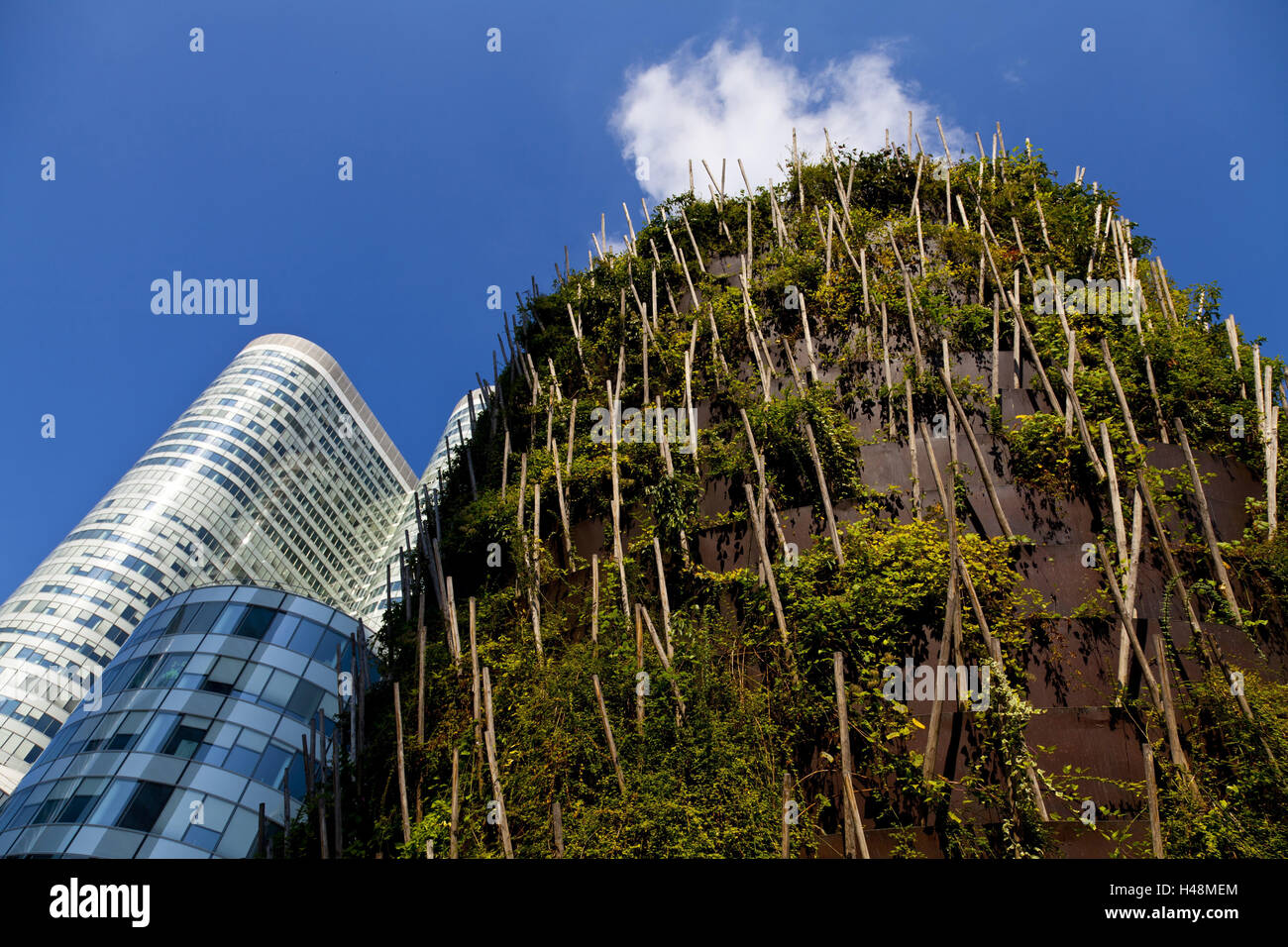 Ein Kunstwerk vor Coeur Défense Hochhaus im Stadtteil La Defense, Paris, Frankreich Stockfoto