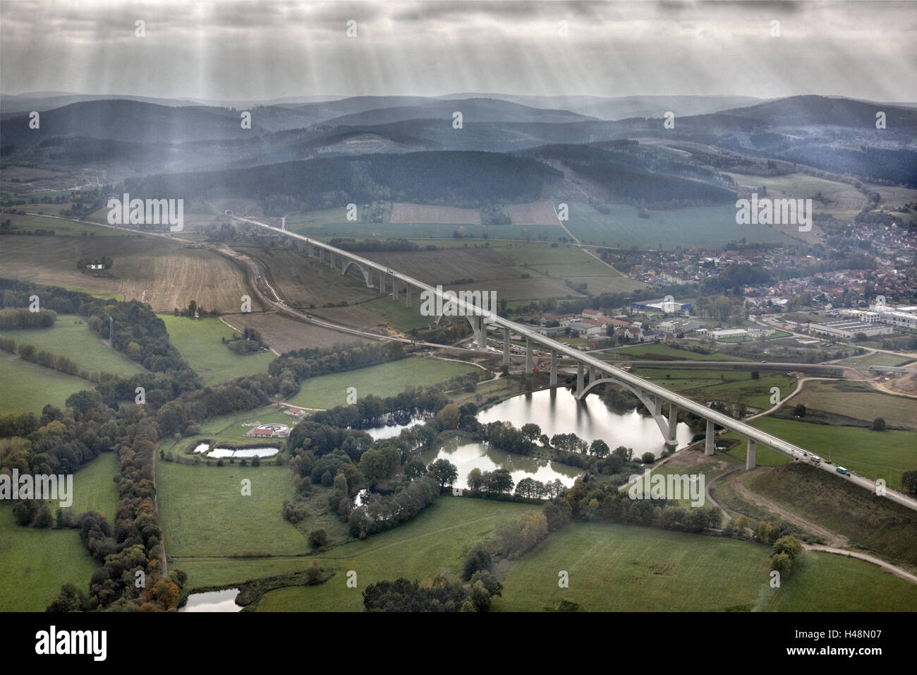 Deutschland, Thüringen, Landschaft, Brücke, Sonnenstrahlen, See, Wasser, Wiesen, Felder, Provinzstadt, Berge, Wolken, Träger des Lichts, Luftbild, lange Wiesen, Stockfoto