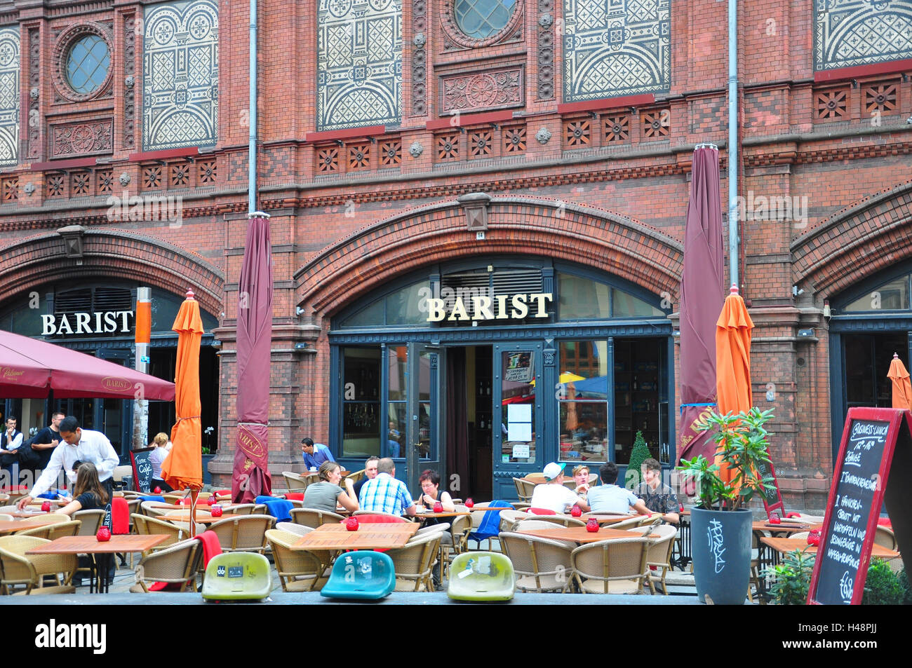 Deutschland, Berlin, Mitte, Stadt Eisenbahn Station, Ferse Schere Markt, Stadt-Bahn-Viadukt, Straßencafé, Stockfoto