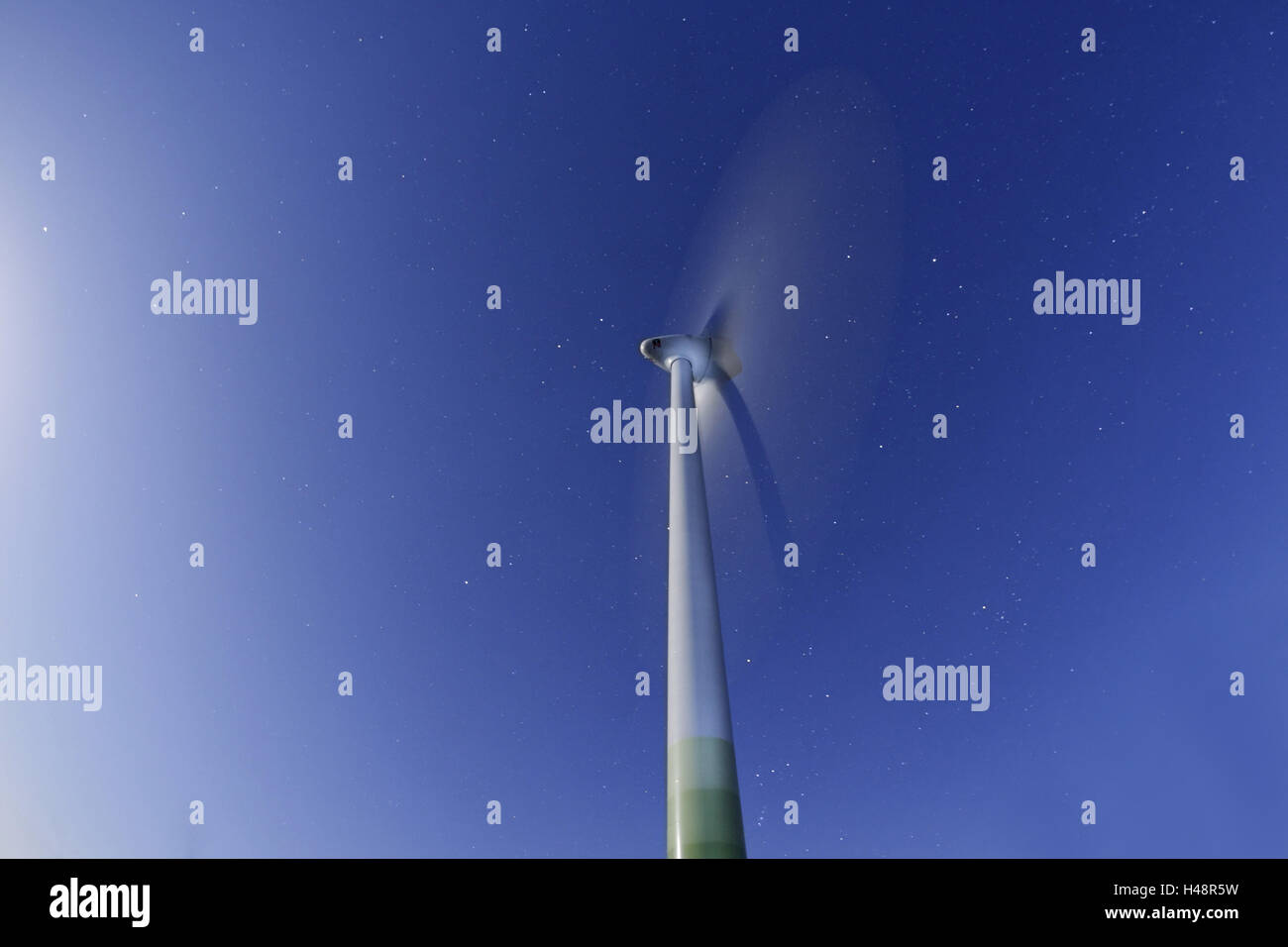 Windturbine mit vollen Mond, Nacht, Insel Fehmarn, Schleswig Holstein, Deutschland, Stockfoto