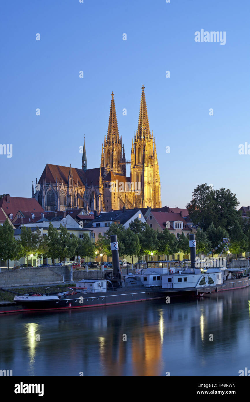 Deutschland, Bayern, Regensburg, Danube Ufer, Dusk, Kathedrale, Stockfoto