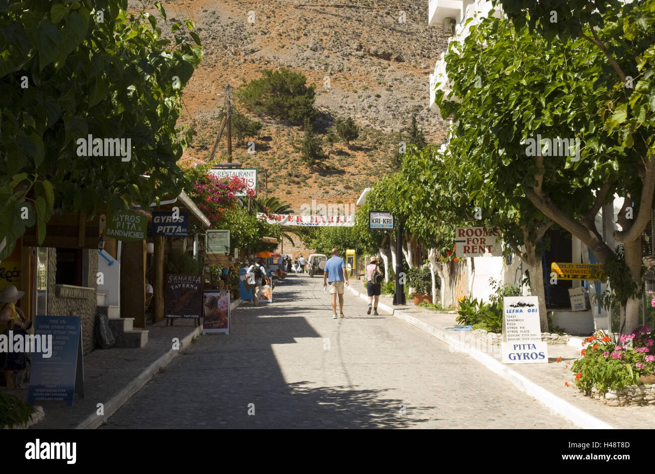 Griechenland, Kreta, Agio Rumeli, viele Tavernen erwarten die hungrigen Wanderer aus der Samaria-Schlucht Stockfoto