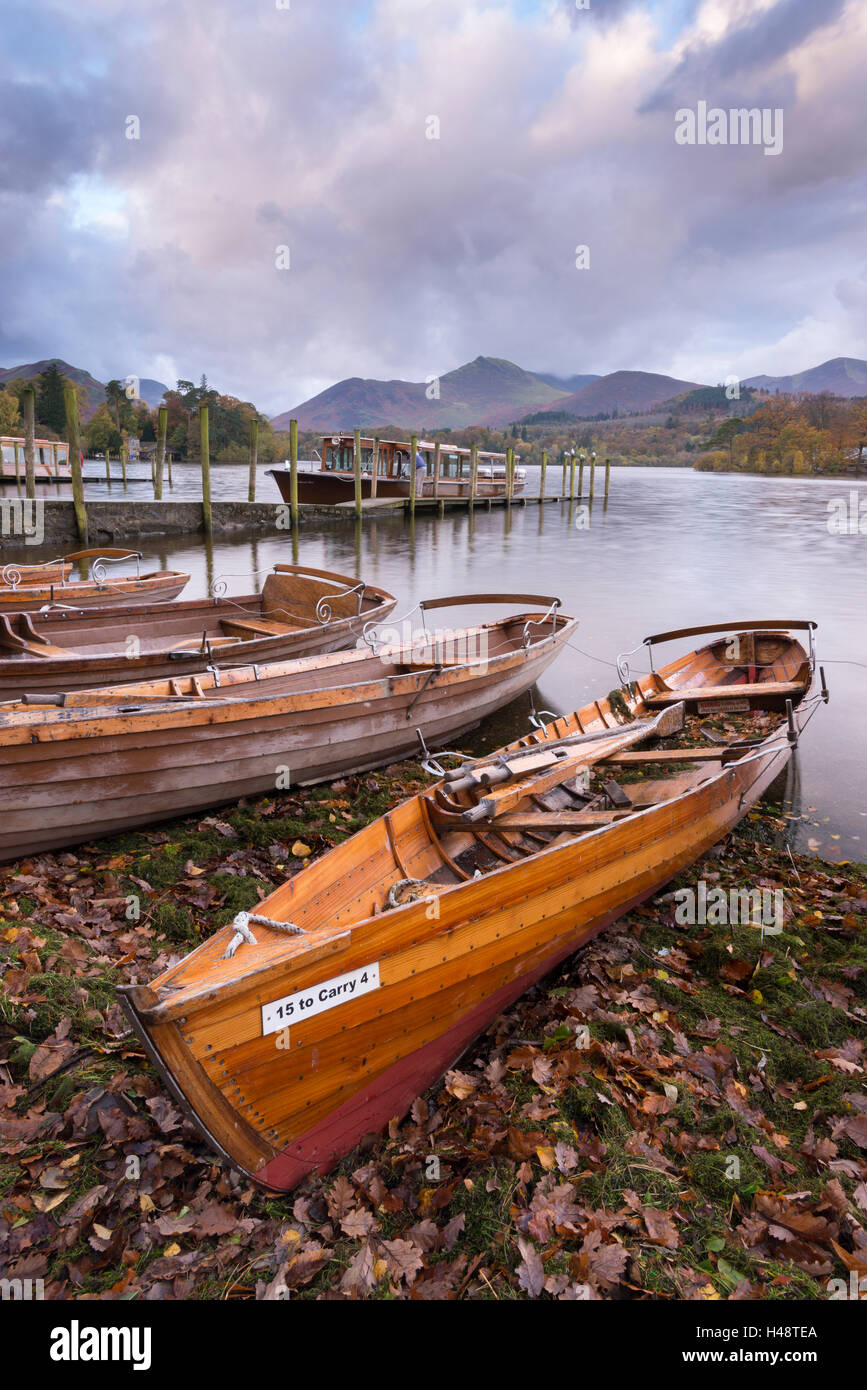 Hölzerne Ruderboote neben Derwent Water in der Seenplatte, Cumbria, England. Herbst (Oktober) 2014. Stockfoto