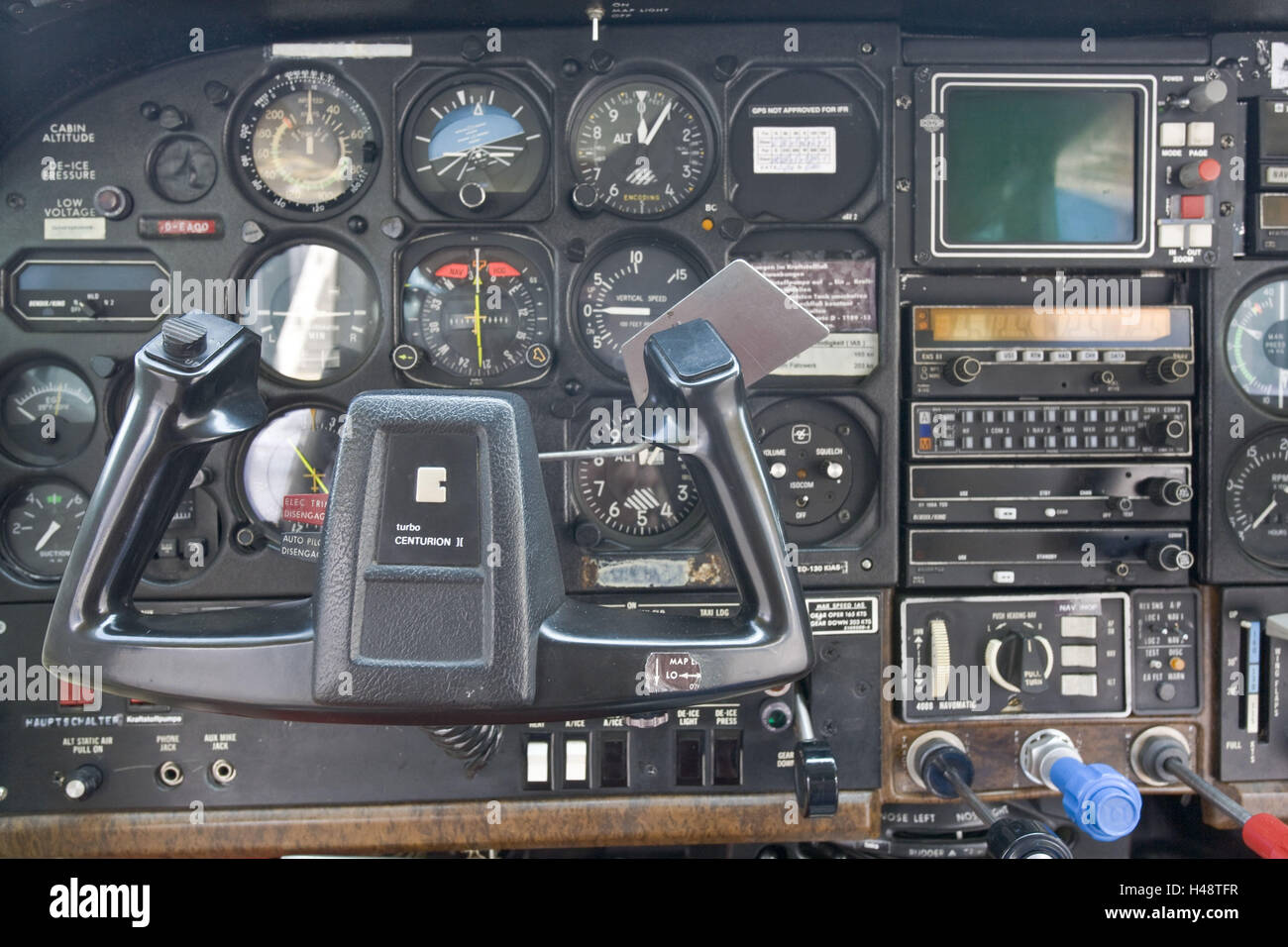 Deutschland, Flughafen, Cessna T210N Turbo Centurion II, Cockpit, Stockfoto