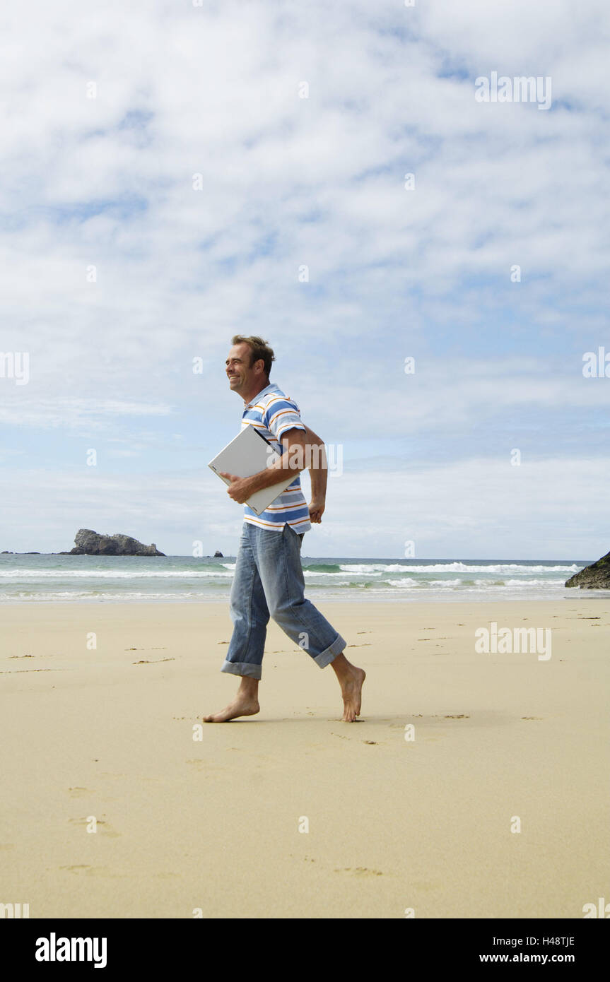 Strand, Mann, barfuß, laufen, tragen Laptop, Menschen, Sandstrand, Meer, tragbare Computer, Wireless, Datenanforderung, Informationen, Internet surfen, Internet, Mobilität, Flexibilität, Barrierefreiheit, "Workaholic", Urlaub, Freizeit, Ruhe, Erholung, Sommer, draußen, Ganzkörper, Geschäft, nachlässig, beiläufig, kopieren Platz, glücklich, Stockfoto