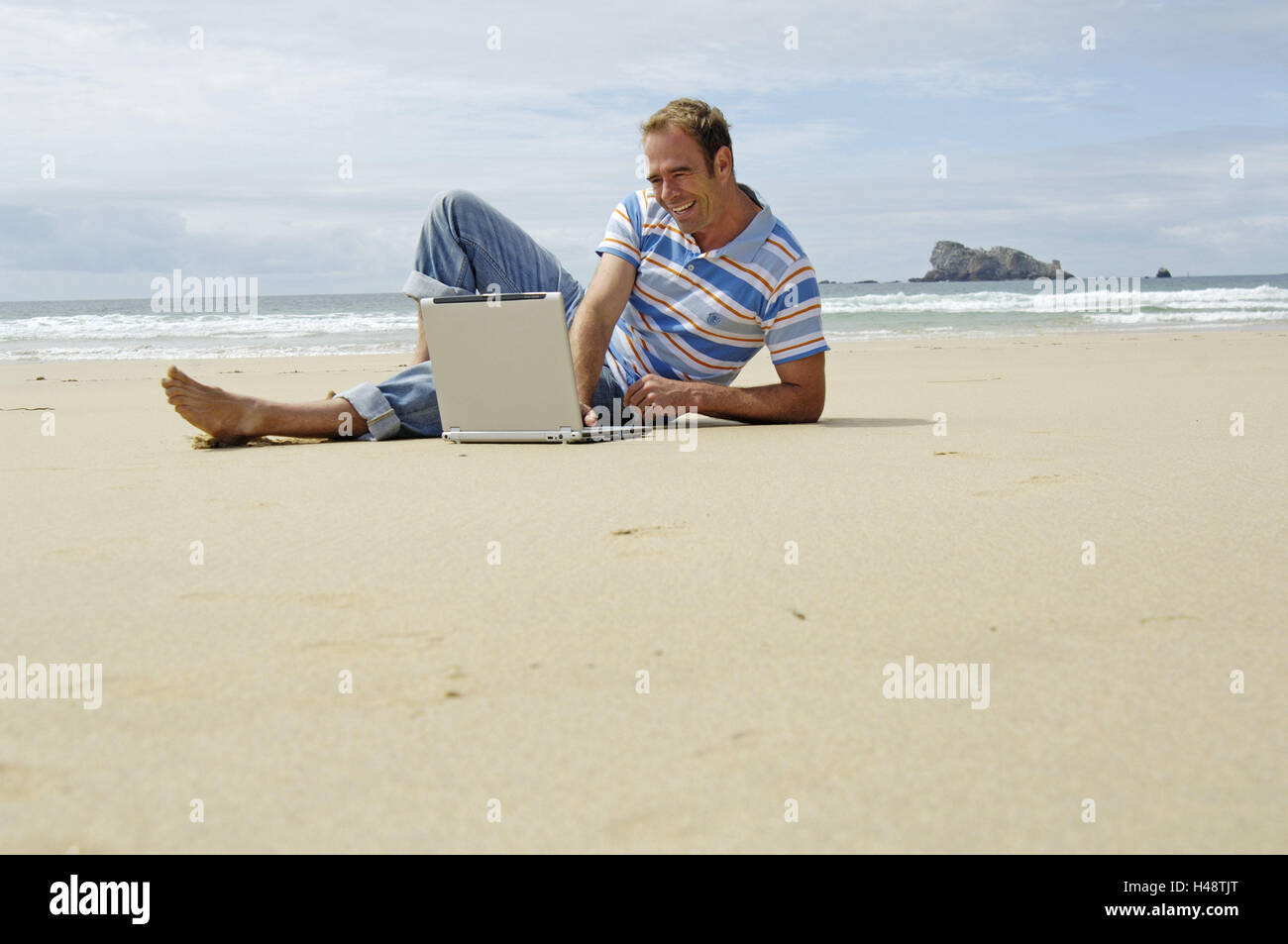 Strand, Mann, barfuß, Sit, Laptop, Person, Sandstrand, Meer, tragbare Computer, Wireless, Datenanforderung, Information, Internet surfen, Internet, Mobilität, Flexibilität, Barrierefreiheit, "Workaholic", Urlaub, Freizeit, Ruhe, Erholung, Sommer, draußen, Ganzkörper, Geschäft, nachlässig, beiläufig, Raum, kopieren Stockfoto