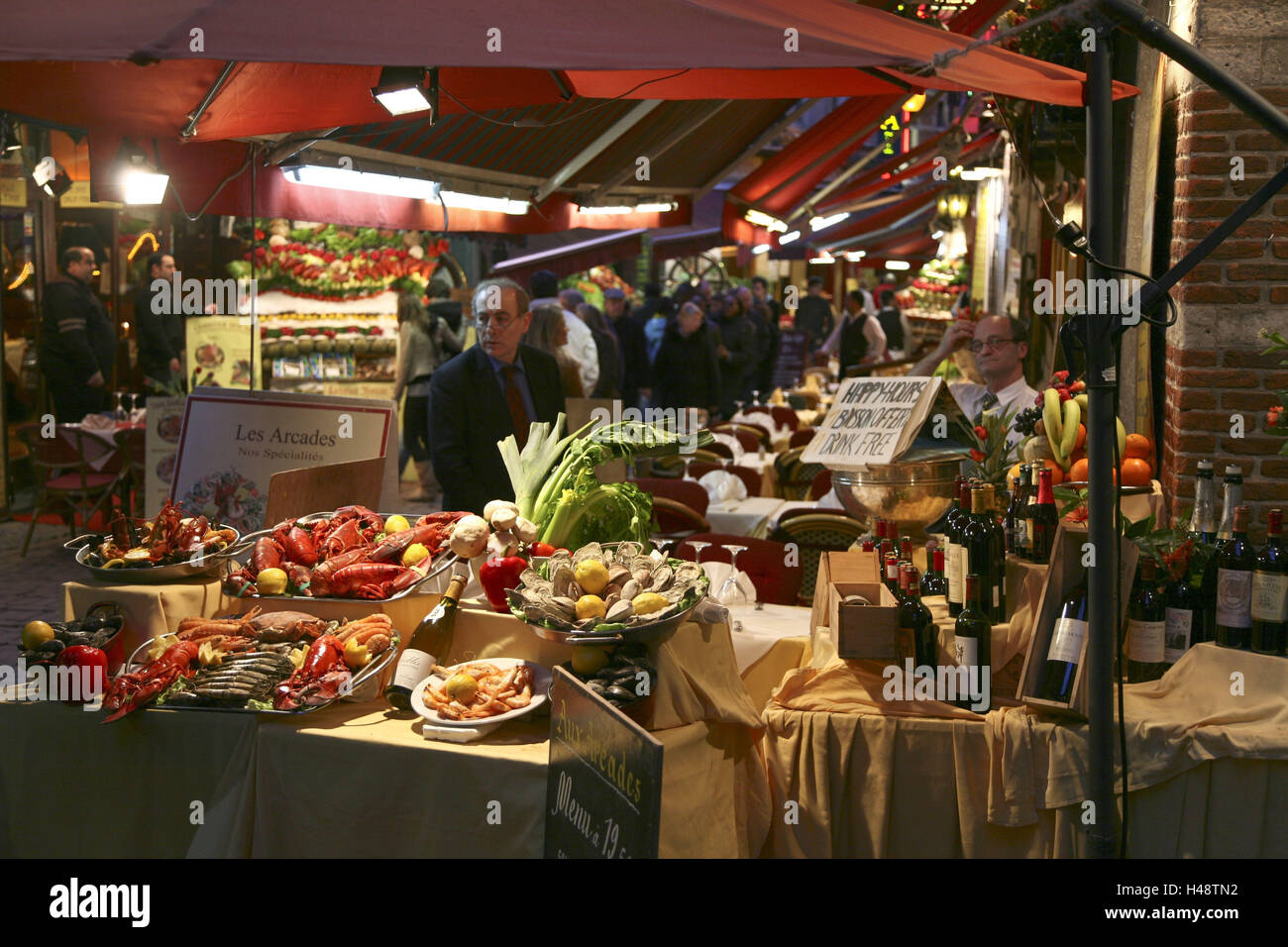 Belgien, Brüssel, Ilot Sacre, Straße Restaurants, Aufwendungen, Passanten, Abend, Stockfoto