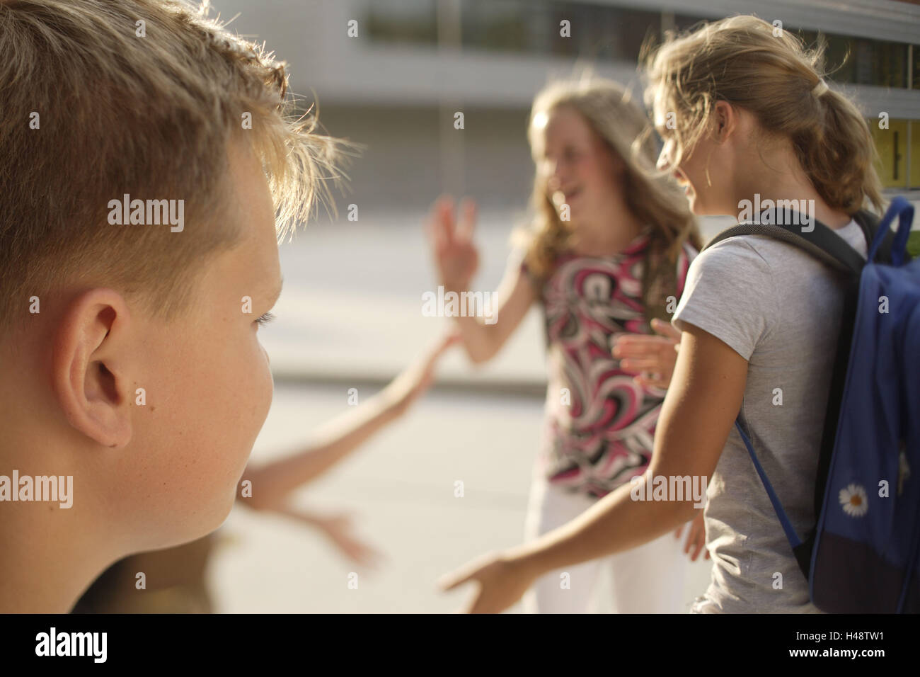 Kinder, Gruppe, Pause Gericht, spielen, jungen, hören, mittlere Nahaufnahme, Detail, Stockfoto