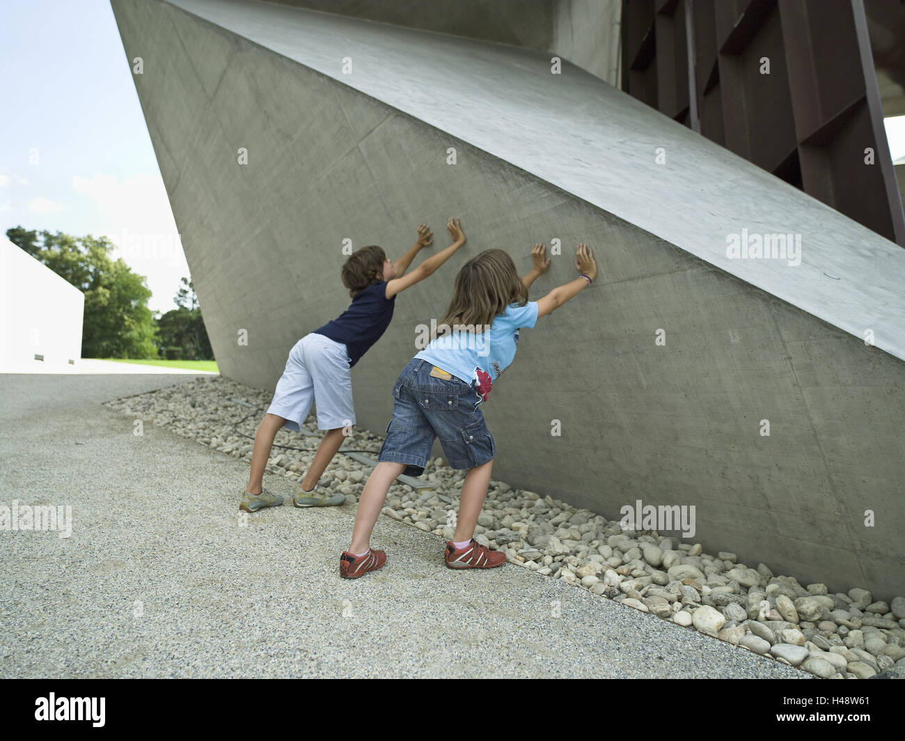 Zwei Mädchen Klammer gegen eine Betonwand, Stockfoto