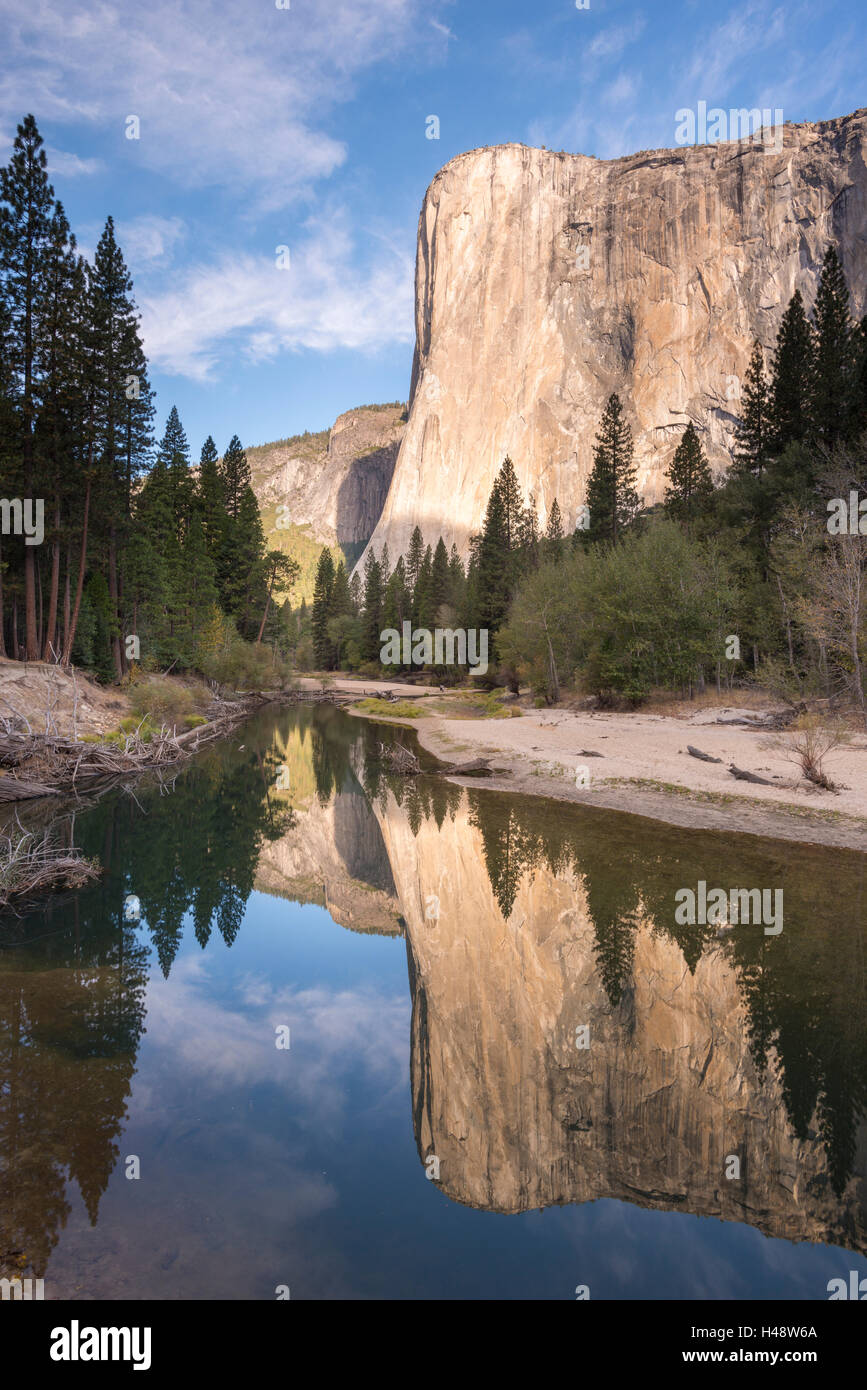 El Capitan spiegelt sich in den Merced River im Yosemite Valley, Yosemite-Nationalpark, Kalifornien, USA. Herbst (Oktober) 2014. Stockfoto