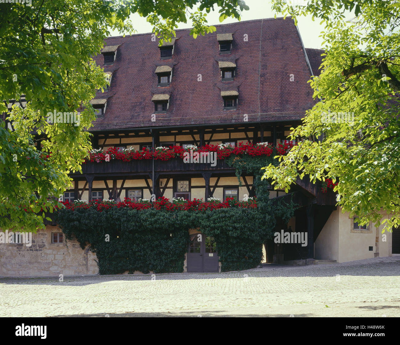 Deutschland, Bayern, Franken, Bamberg, Alte Hofhaltung, Stadt, Stadtbild, Gebäude, Struktur, Haus Fachwerk, Fachwerkhaus, Fassade, Blumen, Blumenschmuck, Sehenswürdigkeit, Sommer, draußen, Stockfoto